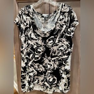 Vera Wang Medium Black and White Top with cap sleeves